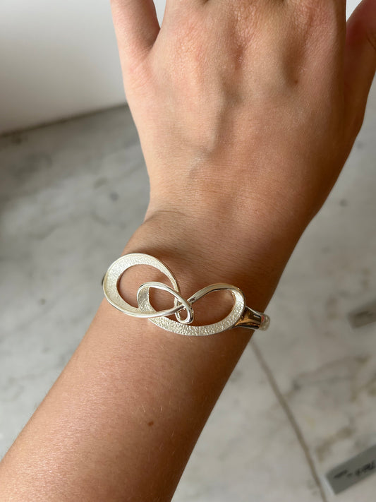 ARMBAND